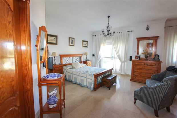 Image No.28-5 Bed Property for sale