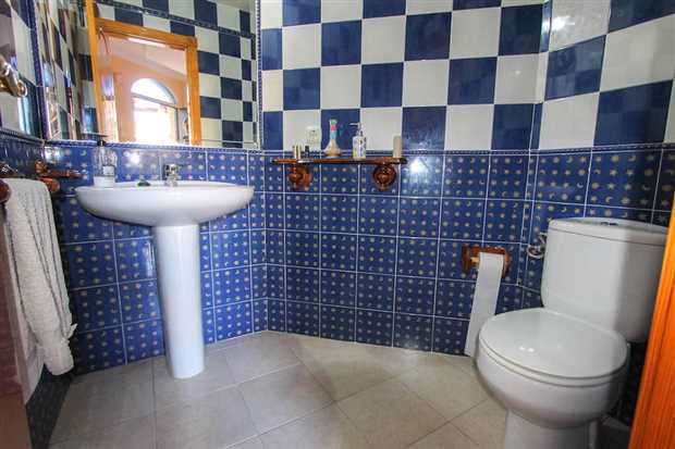 Image No.8-5 Bed Property for sale