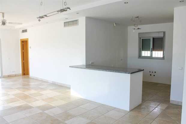 Image No.17-4 Bed Property for sale