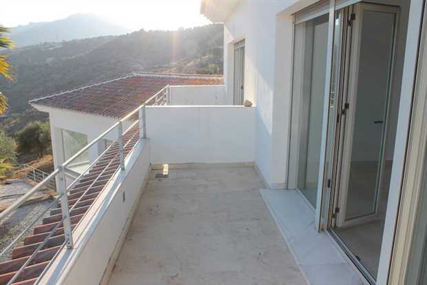 Image No.26-4 Bed Property for sale