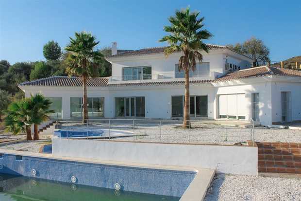 Image No.4-4 Bed Property for sale