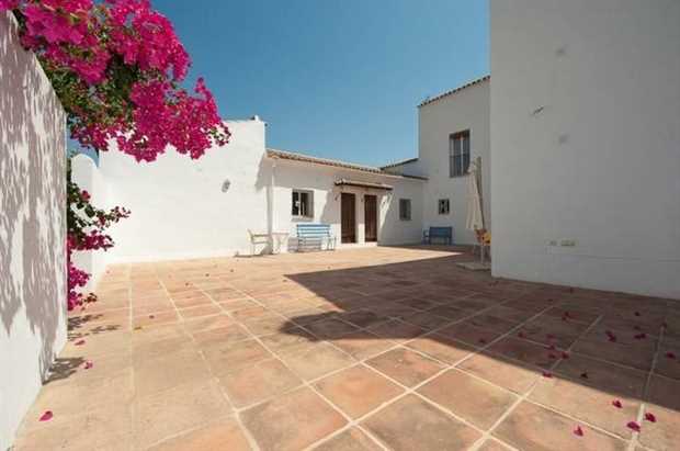 Image No.8-8 Bed Property for sale