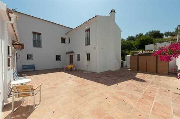 Image No.9-8 Bed Property for sale