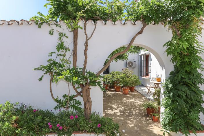 Image No.7-7 Bed Hotel for sale