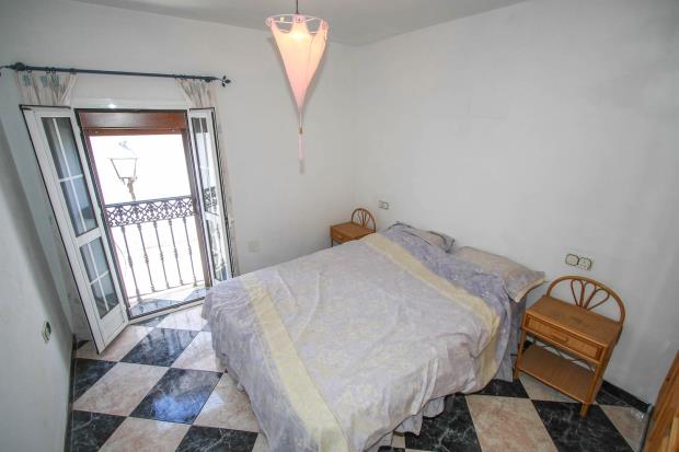 Image No.14-3 Bed Townhouse for sale