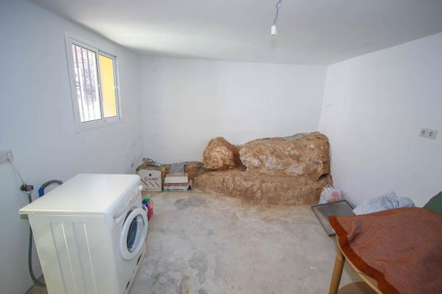 Image No.17-5 Bed Townhouse for sale