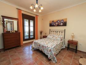 Image No.5-Villa / Détaché de 5 chambres à vendre à Alozaina