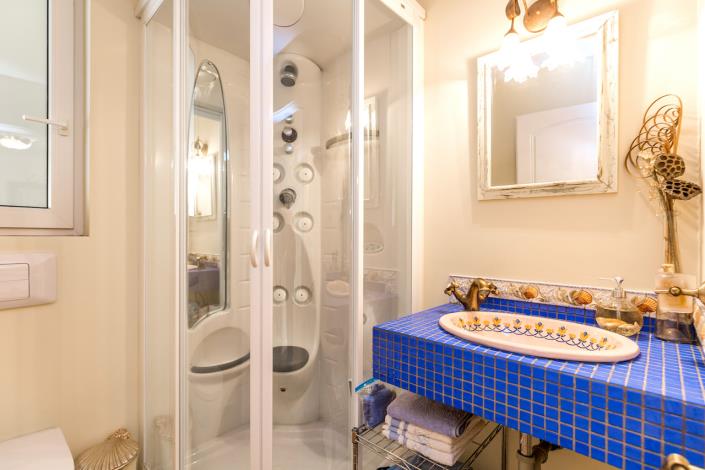 Image No.11-13 Bed Villa / Detached for sale