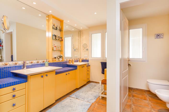 Image No.9-13 Bed Villa / Detached for sale