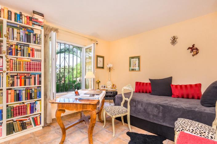 Image No.8-13 Bed Villa / Detached for sale