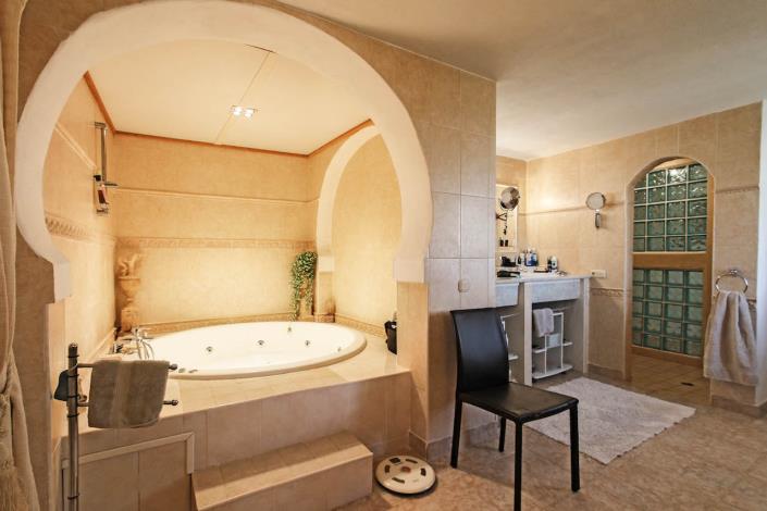 Image No.17-6 Bed Country House for sale