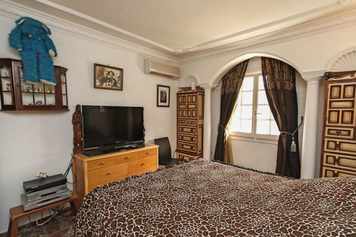 Image No.19-6 Bed Country House for sale