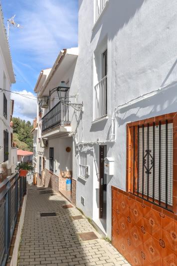 Image No.26-3 Bed Townhouse for sale