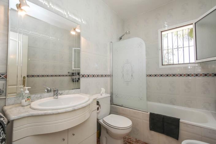 Image No.24-3 Bed Villa / Detached for sale