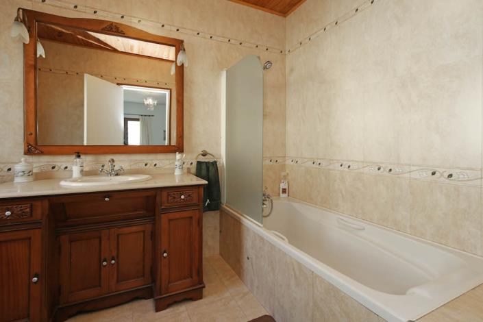 Image No.28-4 Bed Country Property for sale