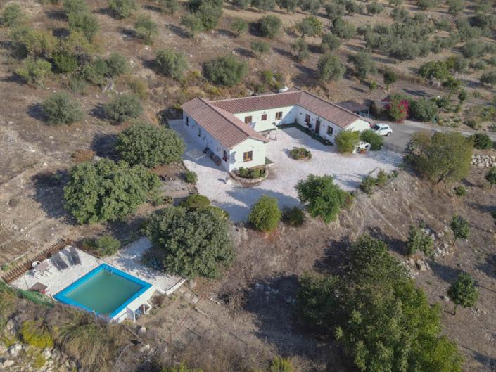 Image No.2-4 Bed Country Property for sale