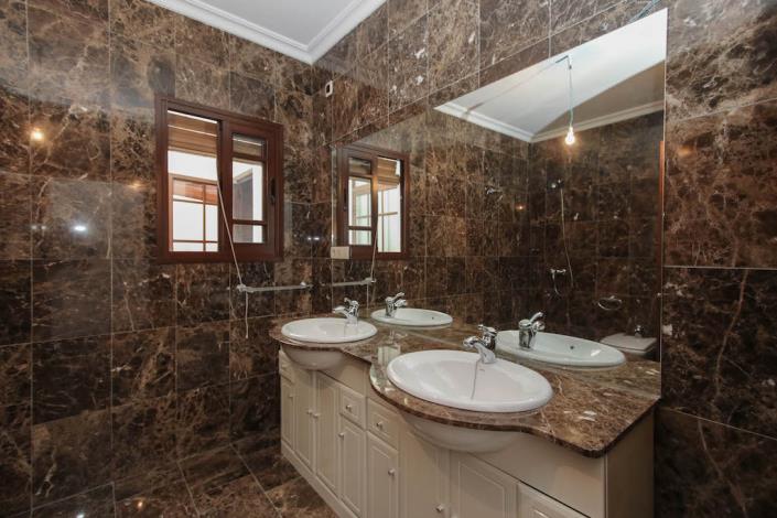 Image No.19-3 Bed Townhouse for sale