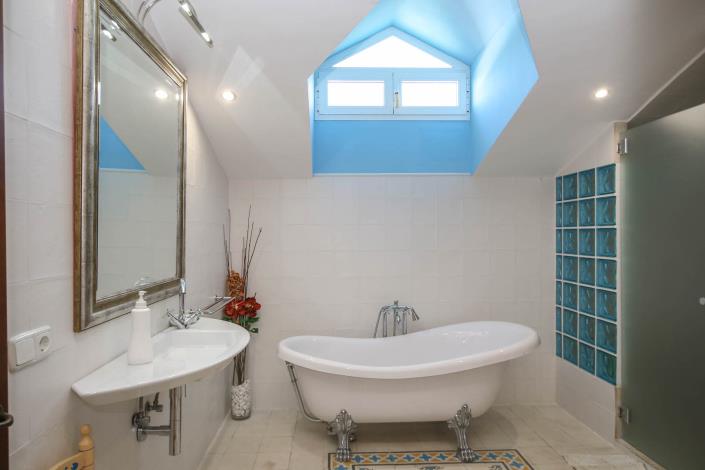 Image No.18-4 Bed Villa / Detached for sale