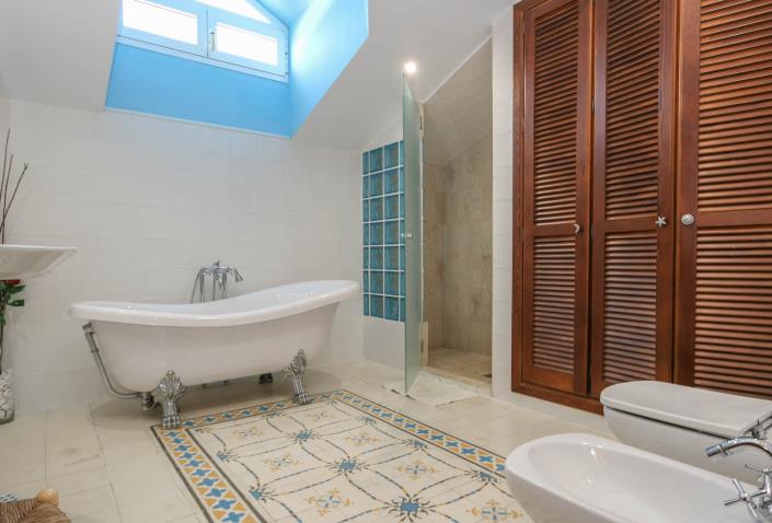 Image No.17-4 Bed Villa / Detached for sale