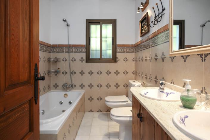 Image No.27-5 Bed Country House for sale