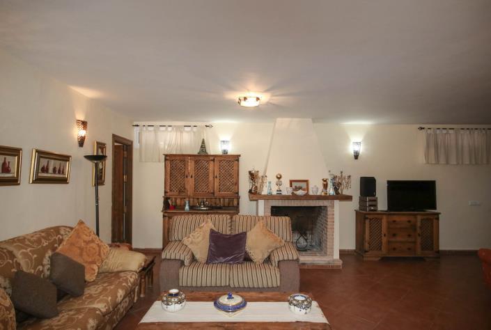 Image No.20-6 Bed Country House for sale