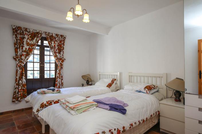 Image No.17-5 Bed Country House for sale