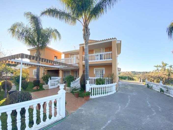 5 Bedrooms villa for sale in Alhaurín de la Torre . Spacious Property