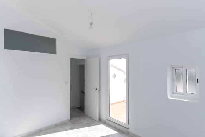 Image No.25-2 Bed Townhouse for sale