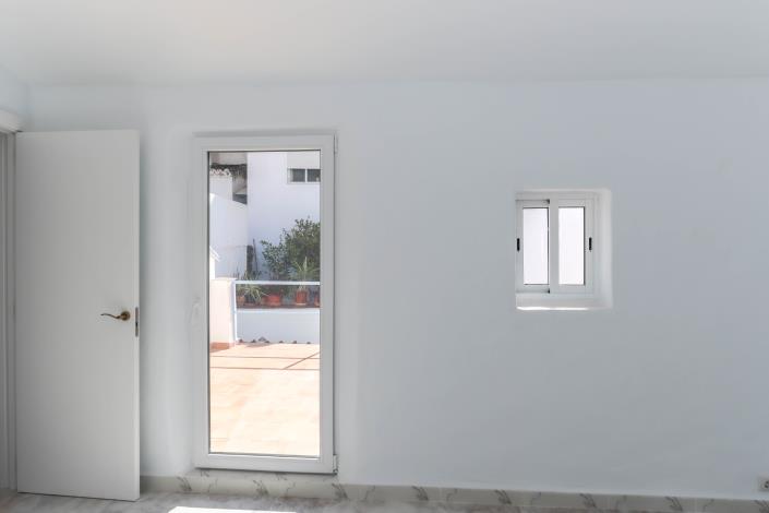 Image No.26-2 Bed Townhouse for sale