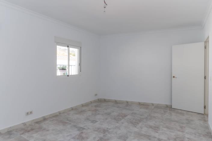 Image No.33-2 Bed Townhouse for sale