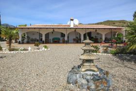 Image No.2-Maison / Villa de 4 chambres à vendre à Casarabonela