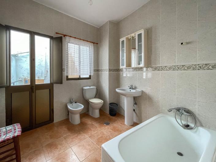 Image No.17-4 Bed Townhouse for sale