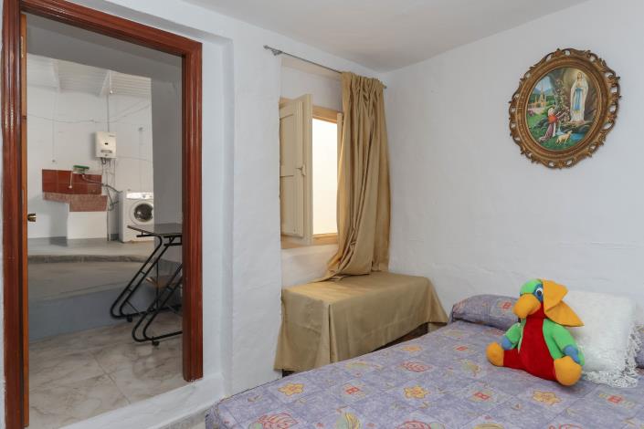 Image No.24-6 Bed Townhouse for sale