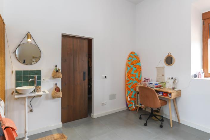 Image No.25-8 Bed Hotel for sale