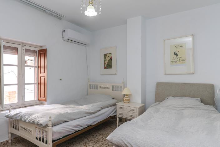 Image No.28-5 Bed Townhouse for sale