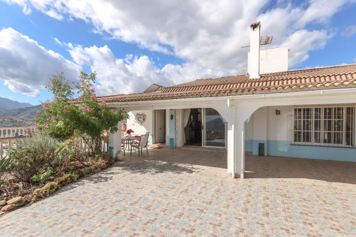 Image No.8-3 Bed Country Property for sale