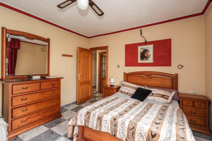 Image No.16-4 Bed Townhouse for sale