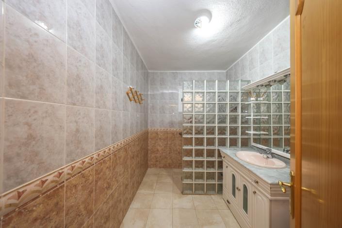 Image No.17-4 Bed Townhouse for sale