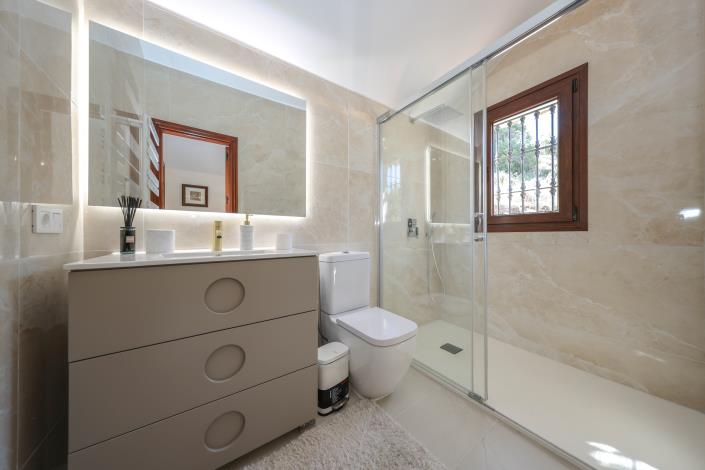Image No.24-4 Bed Villa / Detached for sale