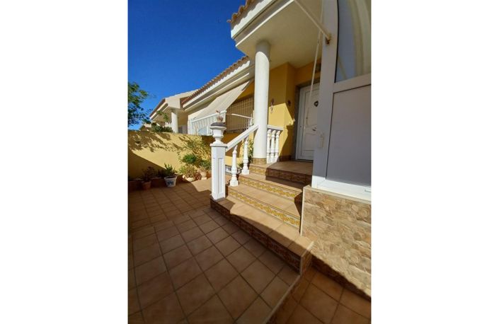 Image No.1-7 Bed Townhouse for sale