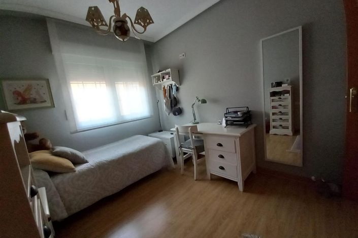 Image No.19-7 Bed Townhouse for sale