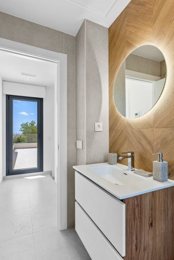 Image No.28-3 Bed Townhouse for sale