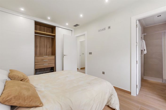 Image No.4-4 Bed Villa for sale