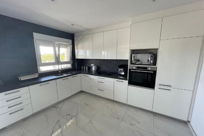 Image No.3-3 Bed Villa for sale