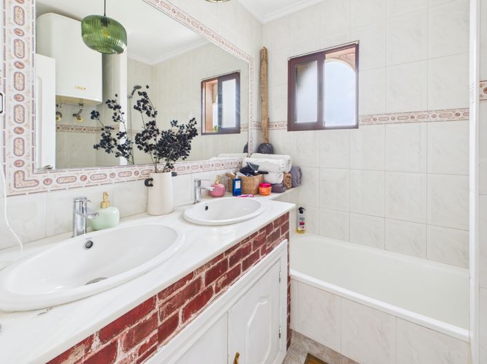 Image No.11-2 Bed Townhouse for sale