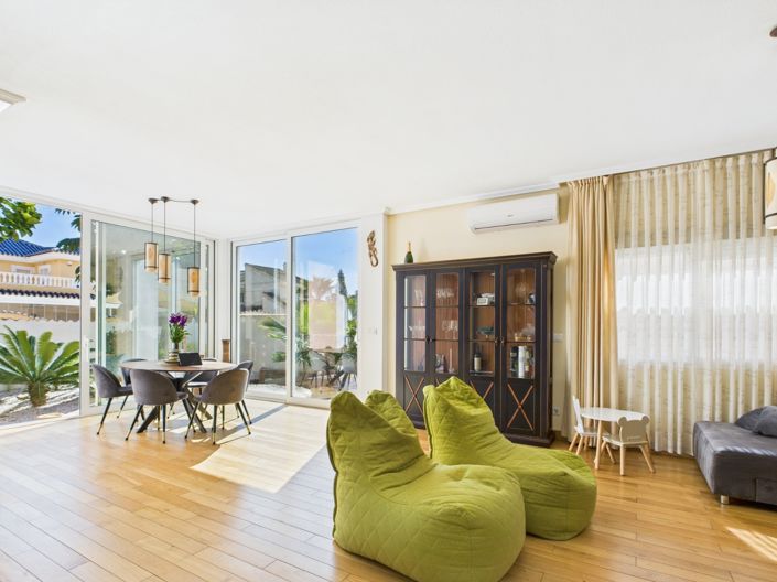 Image No.3-4 Bed Villa for sale