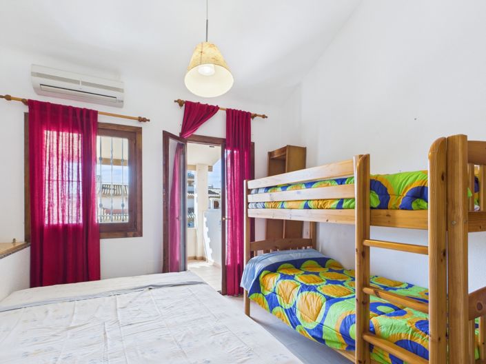 Image No.26-4 Bed Townhouse for sale