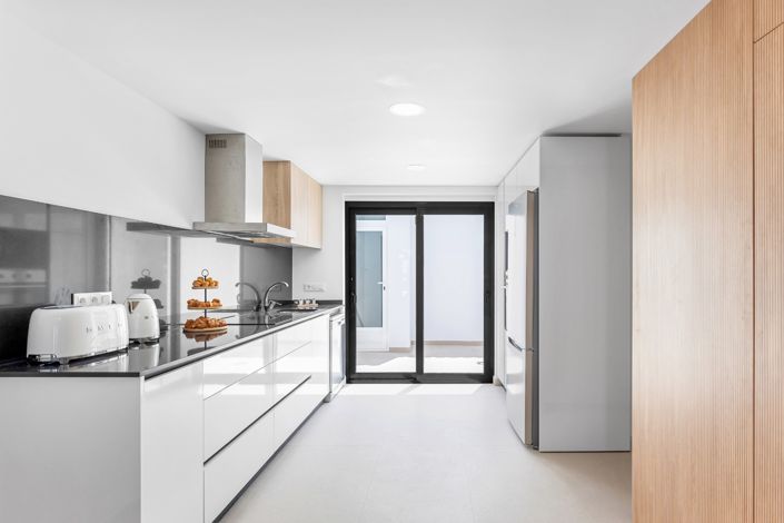 Image No.20-4 Bed Townhouse for sale