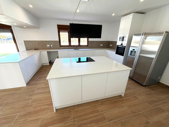 Image No.12-3 Bed Apartment for sale