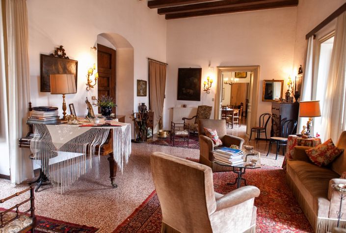 Image No.14-6 Bed Property for sale